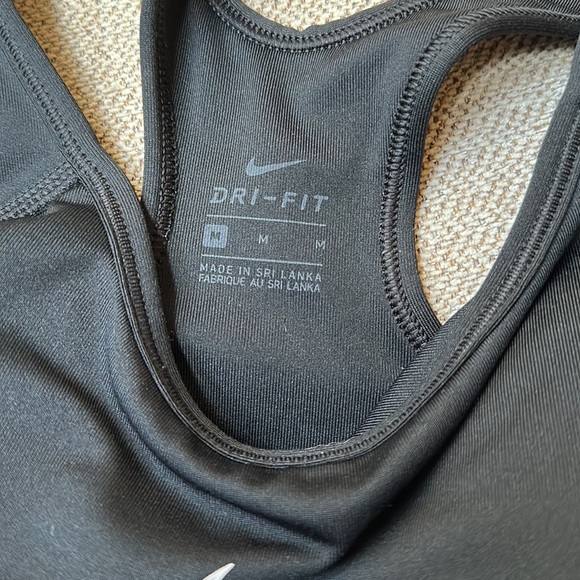 Nike sports bra! Size M - Picture 3 of 4